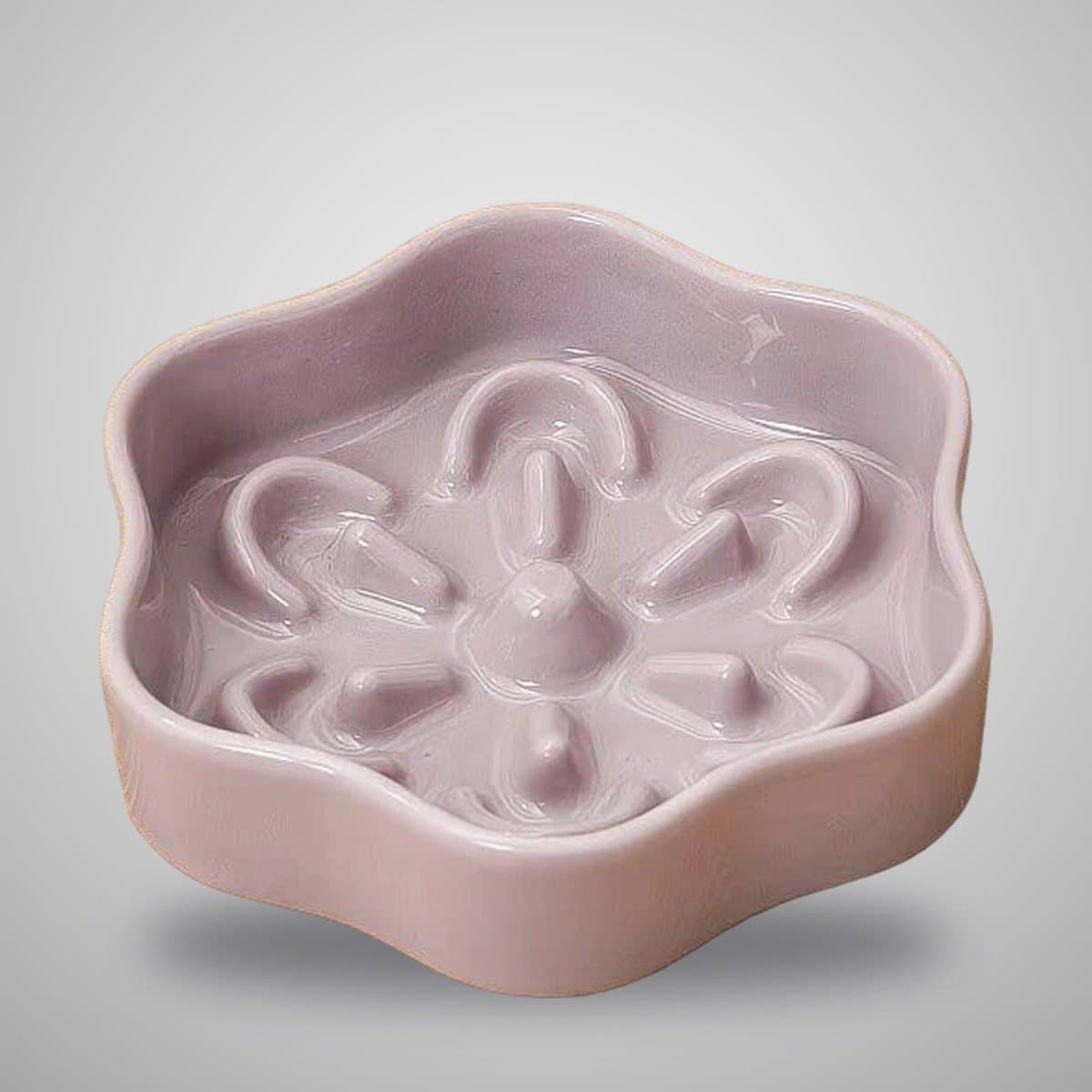 Plato lento de cerámica con forma de flor, toma de estudio