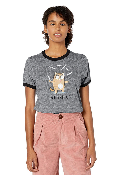 mujer con playera gris de gato