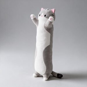 Peluche alargado con forma de gato gris y blanco, de pie con las patas levantadas, sobre fondo gris