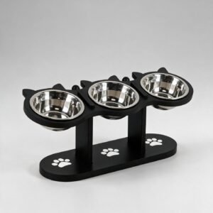 Comedero elevado con tres tazones de acero inoxidable en aros con orejas de gato y huellas en la base